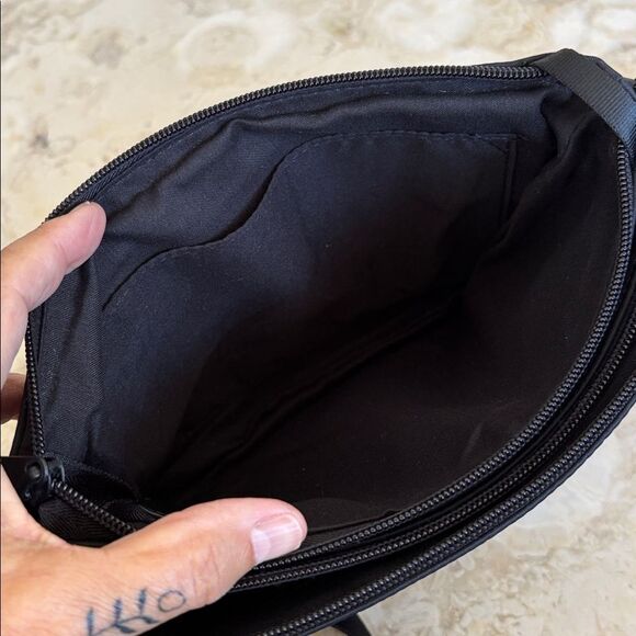 NWOT Tracker Anti Theft RFID Black Nylon Crossbody Bag Unisex - Picture 10 of 12